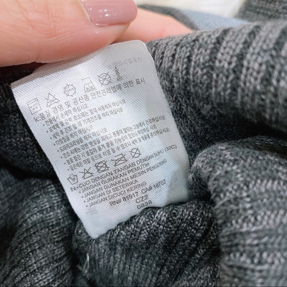 Kids' Nike Swoosh Pom Beanie Hat and Gloves Set - Picture 4 of 6